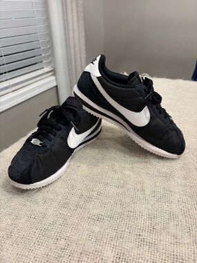 NIKE  Classic Cortez Black and white retro Womans size 8  D 72795-001